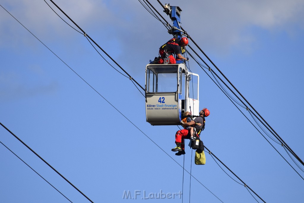 Koelner Seilbahn Gondel blieb haengen Koeln Linksrheinisch P487.JPG - Miklos Laubert